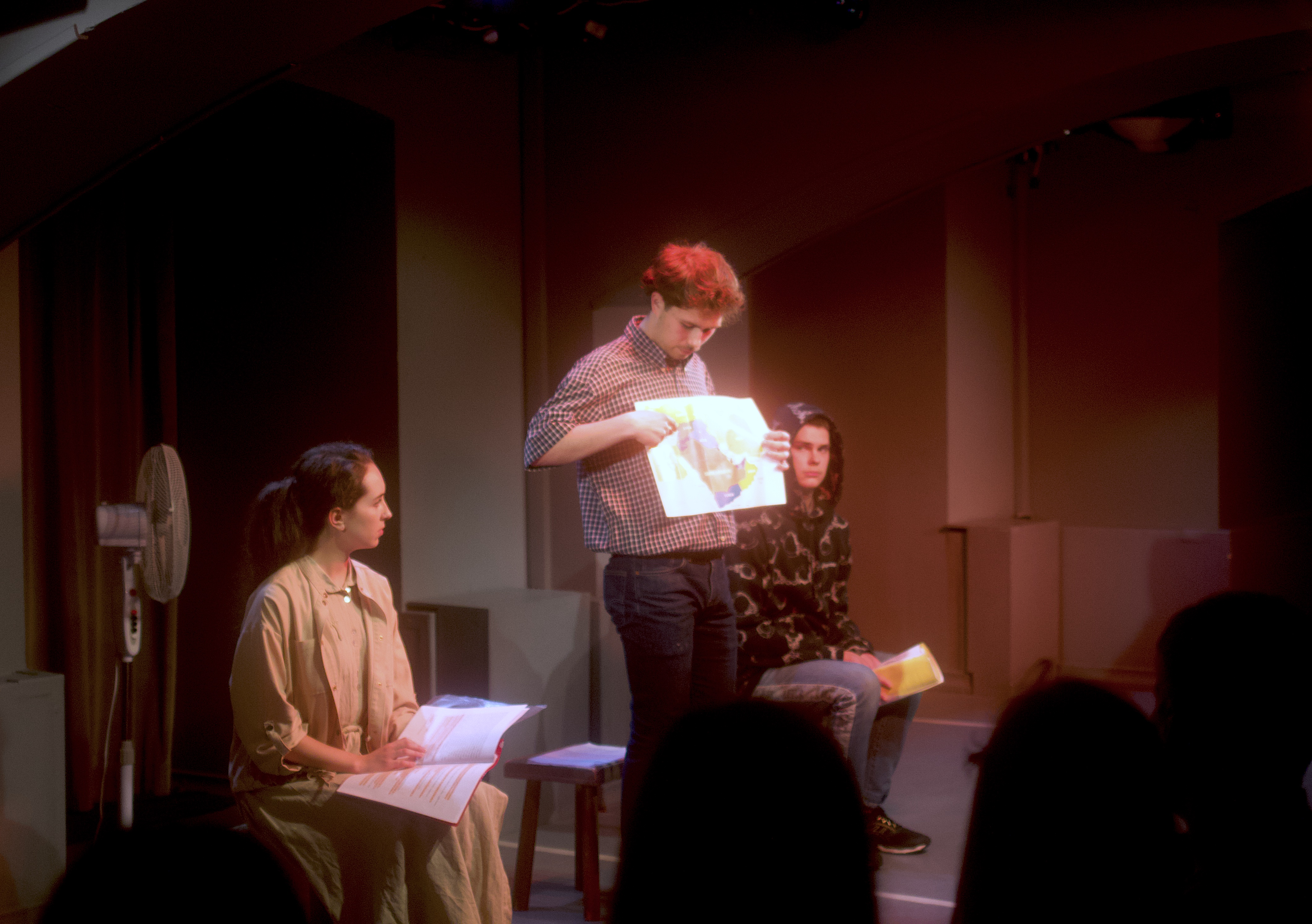 Skats no Elzas Vildaus lugas “Magluba” lasījuma (rež. Elmārs Seņkovs) // Foto – Natālija Jēkabsone